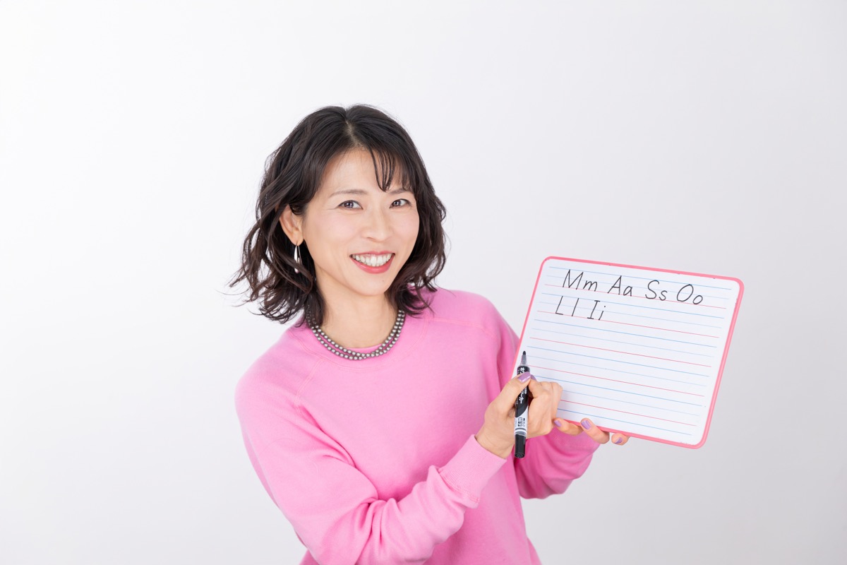 アルファベットのボードを持つ荒川ひろみ